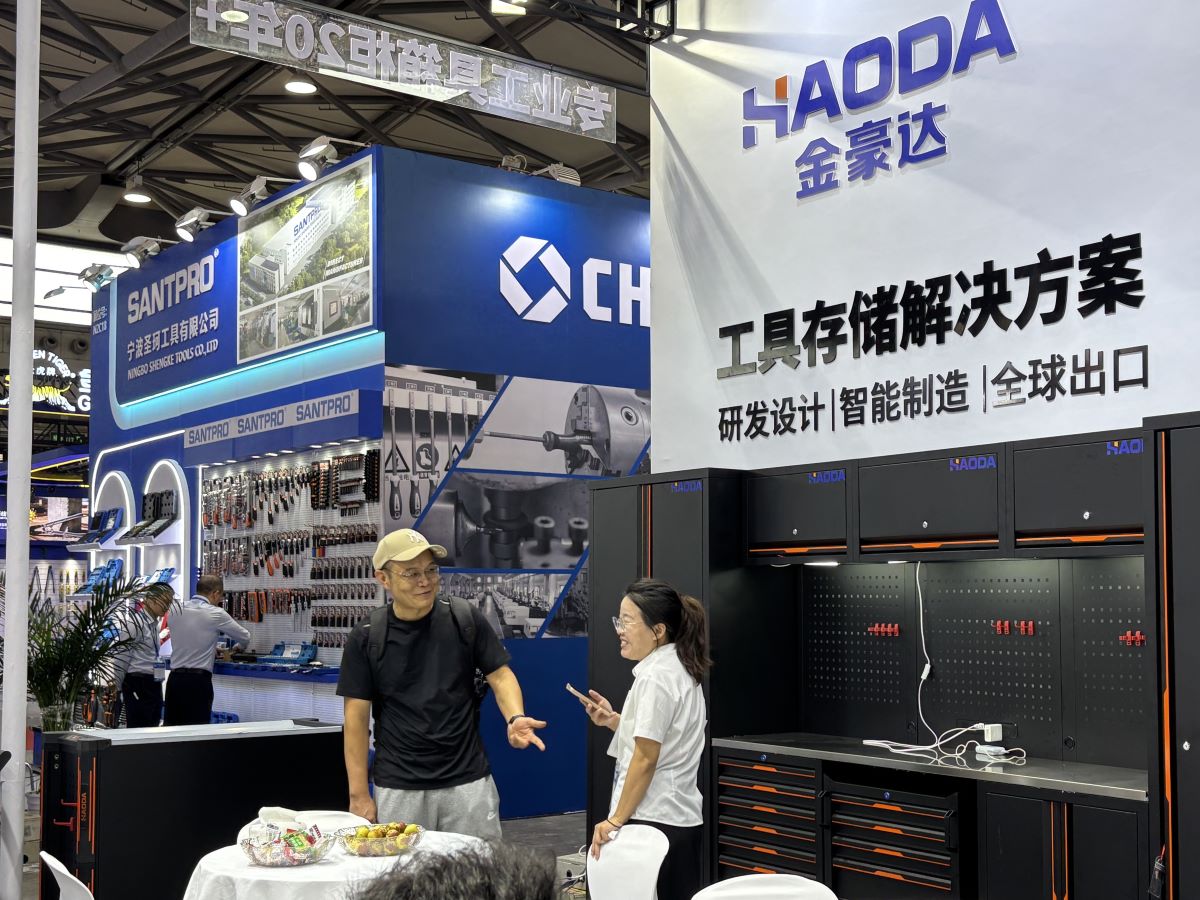 HAODA sales manager discussing industrial tool storage with a European buyer at CIHS 2026 HAODA sales manager discussing industrial tool storage with a European buyer at CIHS 2026